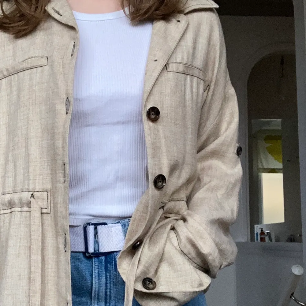 Fin skjorta/blus i en sandig, beige färg i riktigt fin skick! Storlek XS som sitter lite oversize på mig som är en S. Köparen står för (spårbar) frakt!. Skjortor.