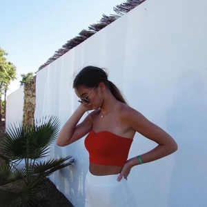 Röd crop top - Säljer denna röda crop top som är i bomull (väldigt stretchig). Skulle säga de passar storlek XS-M 🌸