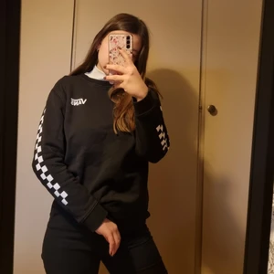 Vans hoodie - Hoodie från vans, använd ett fåtal gånger men då det inte är min stil längre säljer jag den vidare. Den är köpt för ca 600 kr hos Vans, stl är XL då det är barnstorlekar men skulle säga att den passar XS-S. Passar både tjejer och killar oavsett ålder! Betalning sker via swish.