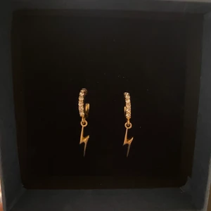 Blixt örhängen!⚡️⚡️ - Säljer mina guldiga blixt örhängen. Helt oanvända! 49kr💗💗💗
