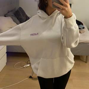 assnygg vit playboy hoodie med ett lila tryck där bak❤️ köpt på missguided för ca 600 kr