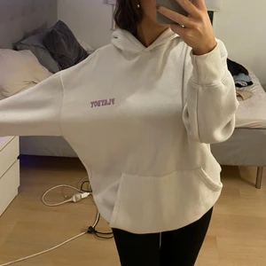 playboy hoodie - assnygg vit playboy hoodie med ett lila tryck där bak❤️ köpt på missguided för ca 600 kr