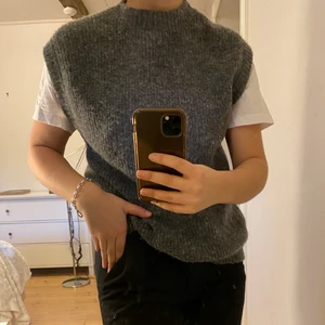 Stickad ullväst  - Grå stickad ullväst från norr. Onesize, passar xs-m skulle jag säga. 🌻 köpare står för frakten