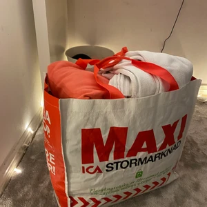 Tre Kassar med massor av kläder - Tre kassar med kläder  Kasse 1, koftor : tjocktröjor och stickade tröjor = 200kr Kasse 2, ”vinterkläder” : långbyxor och långärmad = 200kr Kasse 3, ”sommarkläder” : kjolar, kortbyxor. kortärmade och linnen = 200kr  Köper du alla så kan du få alla för 500kr Alltså nästan en kasse helt gratis! Sammanlagt är det 83stycken plagg.   Ca 27plagg per kasse!  Storlekarna är Xs,S,M Majoriteten är S  Skriv för lite bilder på kläderna  Skriv och fråga om du söker något speciellt så har jag säkert det!!!!