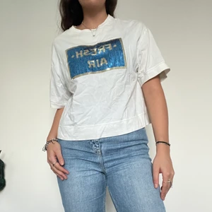 En glittrig tröja  - 💙Vit T-shirt med glittertryck på. Passar XS/S. Lite skrynklig på bilden men går lätt att ordna. Frakten kan ändras beroende på vilken påse den får plats i!💙