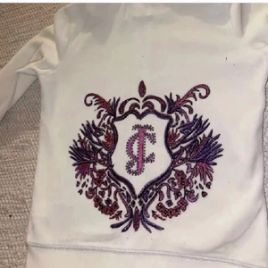 Juicy couture kofta - Jättesnygg vit Juicy couture kofta med lila/rosa detaljer på ryggen! Bara använd 2 gånger och är i perfekt skick❤️ storlek L kids och passar XS bäst. Köpare står för frakt!💘