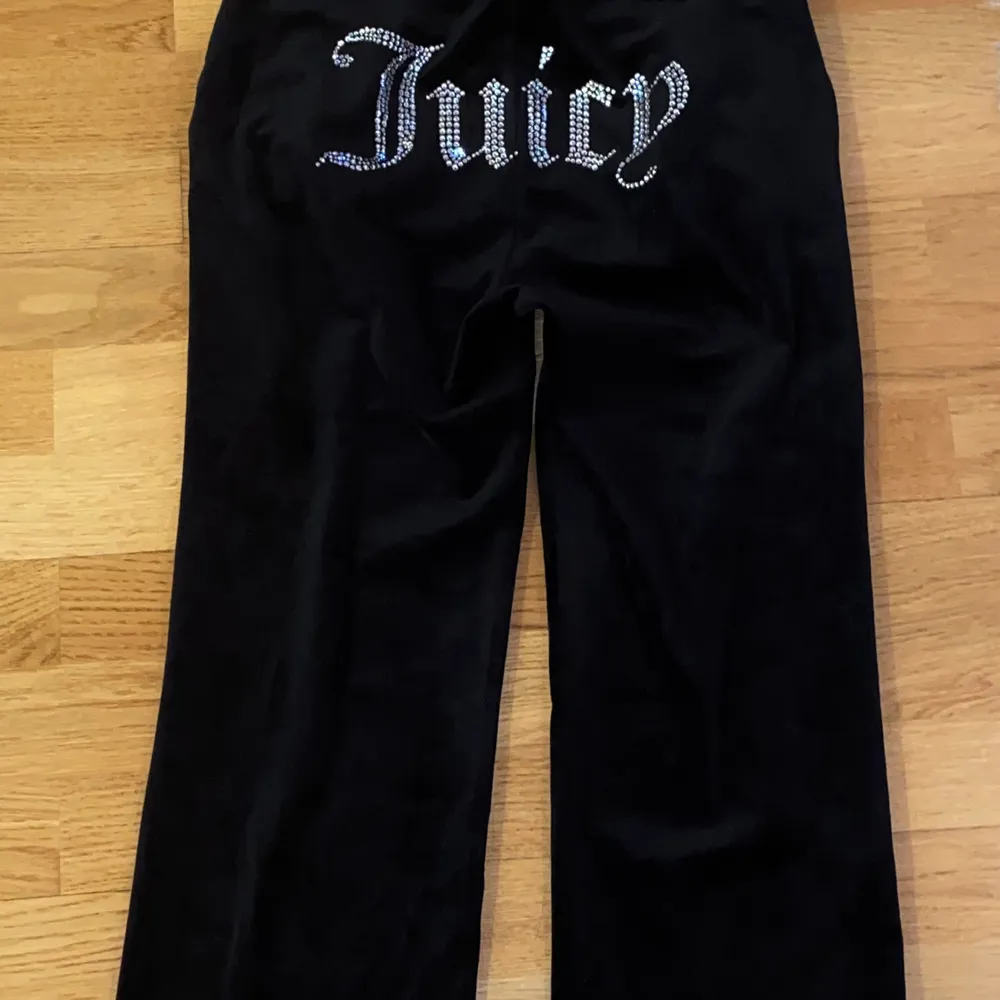 Juicy couture byxor i helt nytt skick och helt oanvända men jag säljer de pga fel storlek . Jeans & Byxor.