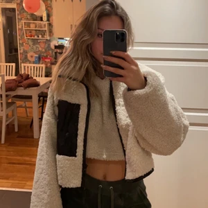 Teddyjacka  - Jättefin o skön teddyjacka från Gina tricot som jag knappt använt. Skriv vid intresse. En riktig ficka.