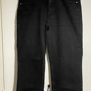 Straight jeans - Relativt korta straight jeans, högmidjade och knappt använda. De är 1 eller 2 år gamla men har legat i min garderob pga att de passar mig lite konstigt. Orginal pris var ca 300kr