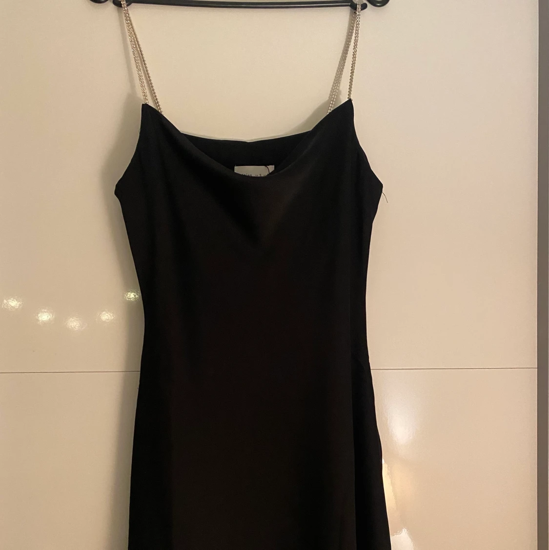 Trendig svart klänning med glitter   - 90