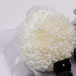 Brudblomma - Jag har denna fina brudblomman som kostar 350kr. Den är jättefin och finns i Göteborg. Den är använd bara en gång.