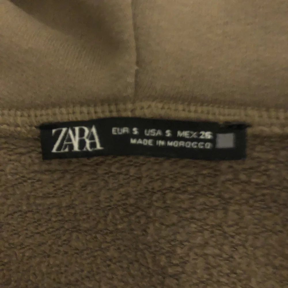 Säljer denna beiga/bruna zip up hoodie eftersom att den inte kommer till användning. Den är i storlek S och den är ganska oversized. Jätteskön och i fint skick då jag knappt använt den, köpt för ca 300kr förra året. Köparen står för frakt. Hör av er vid intresse!💕. Hoodies.