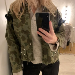 Jacka - Skiiitsnygg vår/sommar jacka från Zara. Köpt för några år sedan så helt slutsåld. Den va längre innan men klippte den kortare så går inte att knäppa den, men det gjorde att stort lyft med jackan så snygg verkligen 💕💕💕