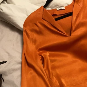 Orange blus i strl xs  - Fin orange blus i strl xs, mycket fint skick med snygg detalj vid ärmens slut!🧡