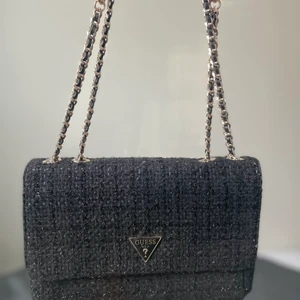 Guess tweed bag - Säljer min superfina guess väska. Väl använd men i gott skick. Kom privat för fler bilder eller frågor. Nypris ca 1500💕 