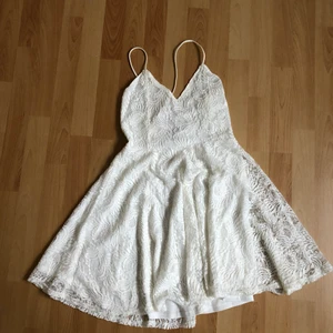 Studentklänning - Använd 1 gång (på bild 3) PM för fler bilder. Väldigt fin och strechig/elastiskt tyg. Fint crisscross på ryggen (skicka PM för bild)