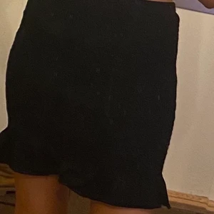 Svart kjol - 🌺 Svart kjol från gina, OBS det är spegeln som är smutsig på alla bilder ❣️ 90kr exklusive frakt 🌺