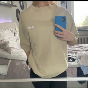 Boxig oversize tröja  - Skit fin beige tröja, overzie (köpt från kill avdelningen). Storlek S ( men är overzie på mig som är 162cm) 💛