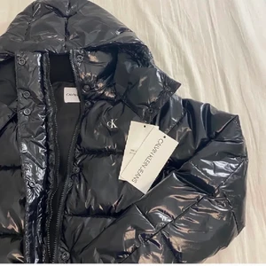 Calvin Klein  - Säljer min Calvin Klein jacka, den har inte defekter oh är i jätte bra skick. Köpte den för runt 1900 säljer den för 1200kr + frakt. Buda också!! Den är M i strlk men skulle passa någon som är i S-XS