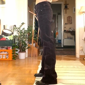 Midrise långa Manchesterbyxor - Svarta ganska grova manchesterbyxor, raka i passformen! Bra skick förutom små hål där skärphylsor har suttit. Ja på bilden är 167 och trots att ja har skor me klack är de för långa!😍