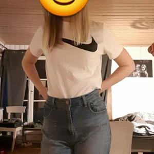Levis jeans - Ett par Lee jeans som ja hittade när jag rensade garderoben, säljer pga ha har inte behövt dom och dom har bara tagit plats, lapparna e lite slitna men ändå nyskick på själva plagget W30 men längden på benen var utsuddad men passade mig som är en s/m, säljer för 200kr plus 70kr frakt ,skriv till mig för mer bilder Eller frågor 