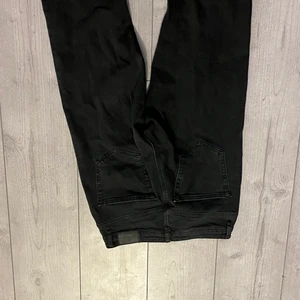 Gina tricot - Säljer mina mörk gråa mom jeans aldrig användt dom, dom är för stora för mig så har inte kommit till användning 