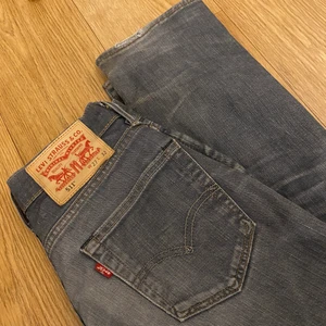 Levis jeans - Grå Jeans från Levis i modellen 511, storlek 27/32. Passar xs/s. Lågmidjade och skitsnygga. 200 kr