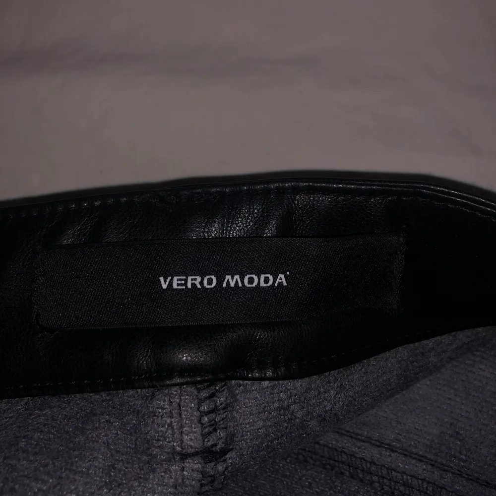 Skinnbyxor ifrån Vera Moda helt oanvända! Pris 150kr Strolek: 32/M. Jeans & Byxor.