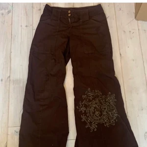 Byxor - Jättefina byxor som aldrig kommit till användning!! Köpta här på Plick ( bilden är lånad). Frakt tillkommer på 66kr spårbart 💕 300kr - kontakta 0760149055 om du är intresserad 💕