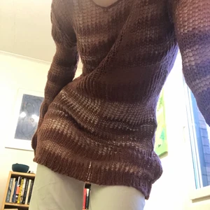 Virkad tröja - Virkad tegelfärgad tröja från Gina tricot, storlek m men passar kanon på mig som är xs/s, går nog bra på L med. Fint att layera med nu under vinterhalvåret men är luftig och skönt till våren med😊 frågor eller fler bilder? Dm🥰