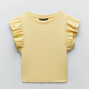 Söt topp med volang från Zara 💛 - Söt topp med volang från Zara 💛 nyskick. Storlek L, kort i modellen