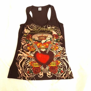 Ed hardy linne - Y2k ed hardy linne äkta och jävligt rare design, köpt på depop, inte säker på om jag vill sälja så kollar bara intresset!! Säljs bara vid bra bud. Storlek står inte men uppskattas till Small