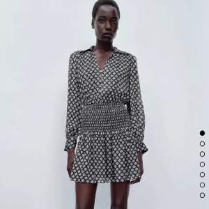 Helt ny klänning ifrån zara, säljer en xs. köp direkt för 400+frakt❤️budet ligger på 320+frakt