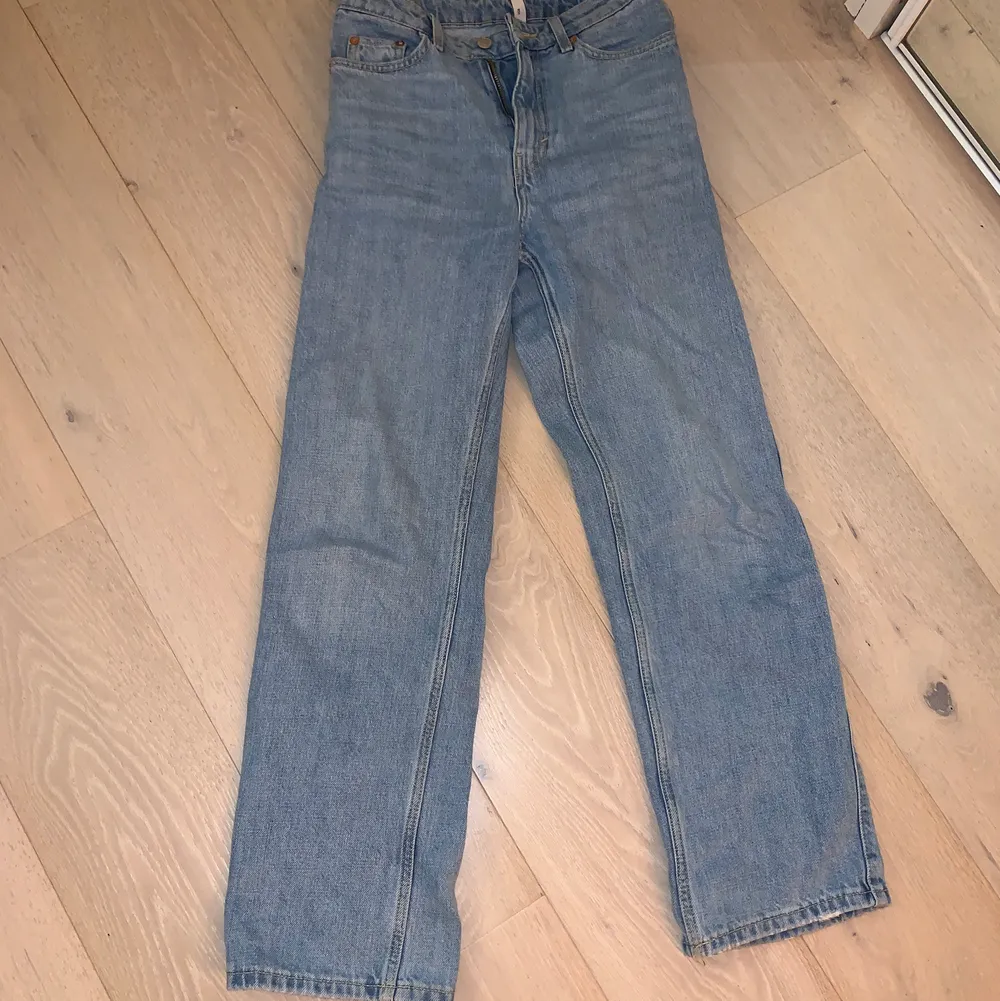 Blå raka jeans från weekday i modellen Rowe. Säljs då dem inte används längre.. Jeans & Byxor.