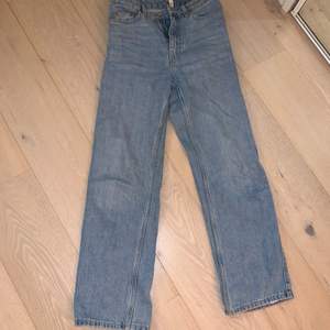 Blå raka jeans från weekday i modellen Rowe. Säljs då dem inte används längre.