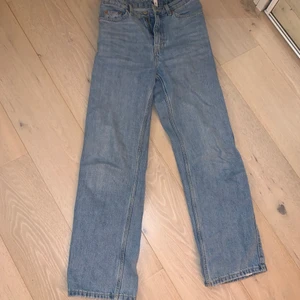 Blå raka jeans  - Blå raka jeans från weekday i modellen Rowe. Säljs då dem inte används längre.