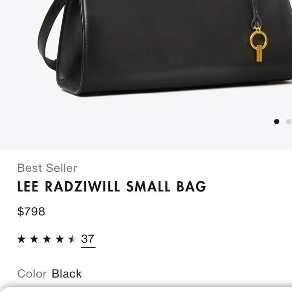 Tory Burch Lee Radziwil Shoulder Bag. Size Small, Svart. säljer väska jag fick i present, så jag har inte kvittot. nytt pris 7200kr. Väskor.