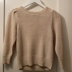 Stickad tröja  - Stickad tröja från Veromoda superfin och älskar färgen 👍🏼 Man kan behöva ett linne under men man ser knappt igenom så mycket ändå.