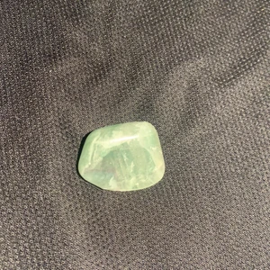 Kristallrummet - Säljer en fluorit som är grön med lite lila inuti. Säljer pga att jag inte är intresserad i kristaller längre💕 Äkta kristall!💕