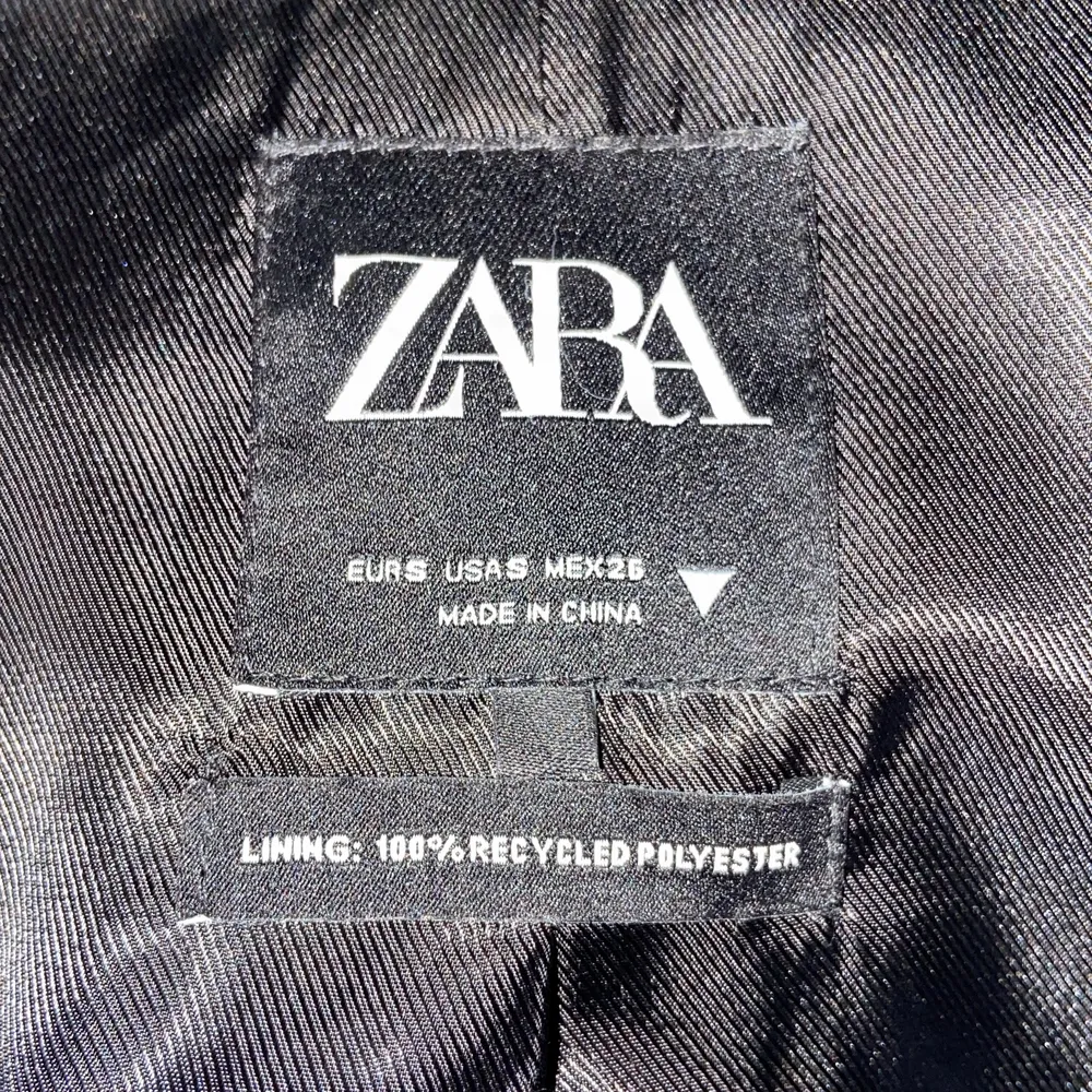 Svart blazer från Zara i storlek S. Köptes i vintras, knappast använd. Kostymer.