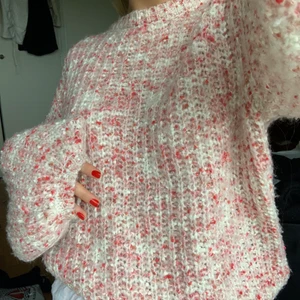 Färgglad och glittrig stickad tröja  - Perfekt nu till hösten!!! Så fina färger och mysig med stora armar köpt här på plick men aldrig använd av mig. Lite smånopprig men annars fint skick. Sitter snyggt over size på mig som är 167! FINNS KVAR SÅ LÄNGE DEN INTE ÄR SÅLD❤️