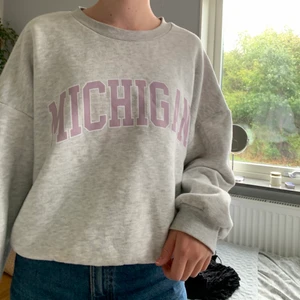Basic sweatshirt från Gina  - Grå med lila tryck, väldigt skön innanför 