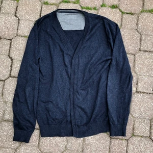 Blå cardigan - En blå cardigan i väldigt bra skick, köpt second hand.  Köparen står för frakt 😇