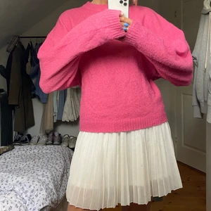 Rosa stickad tröja  - Säljer en rosa stickad tröja från Nelly i storlek S ❤️ väldigt fint skick, meddela för fler bilder. Kramis!