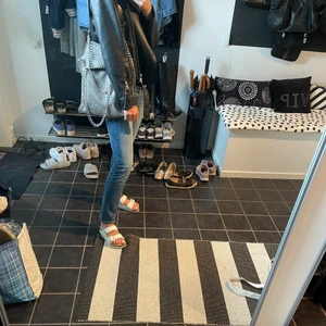 Väska - Superfin lite Stella liknande väska från tiamo. På första bilden har jag väskan med ett svart väskband som inte ingår🖤 Superfint skick och rymlig och bra 