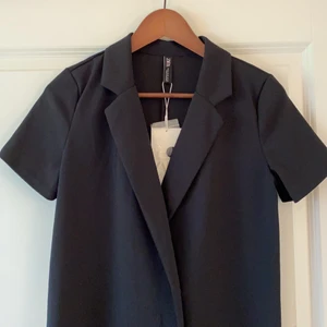 Kavajklänning - Zara - Helt oanvänd kavajklänning från Zara! Prislapp finns kvar - storlek M men passar också Storlek S! 💘