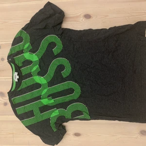 Hugo boss t shirt för 12 år, XS - Hugo boss t shirt nästan aldrig använd, gratis frakt