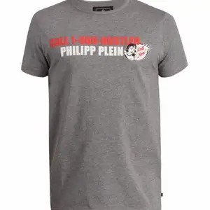 !Beställningsvara! - Philipp Plein t-shirt - Storlek M-XXL - Skick 10/10 - nypris 3300 - mitt pris: bin 1600 - Köpare står för frakt om inget annat bestäms och meetup kan lösas i Uppsala eller eventuellt i Stockholm 