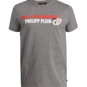 Philipp Plein T-shirt (Vit/Grå/Svart) - !Beställningsvara! - Philipp Plein t-shirt - Storlek M-XXL - Skick 10/10 - nypris 3300 - mitt pris: bin 1600 - Köpare står för frakt om inget annat bestäms och meetup kan lösas i Uppsala eller eventuellt i Stockholm 
