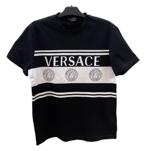 Versace T-shirt - En Versace t-shirt i storlek M som jag köpte för 1 år sedan på NK här i Stockholm. Den är i mycket bra skick och har tagits hand om väl. Nypris var 4000kr.  Skriv gärna till mig ifall ni har övriga frågor eller vill ha bilder på hur den sitter etc.  Jag kan mötas i Stockholm eller frakta den om köparen står för frakt!